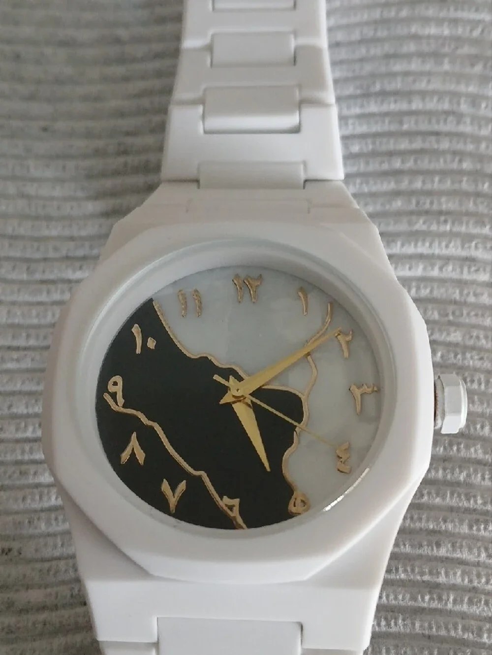 White Fashion Analog Wristwatch with Gold Accents